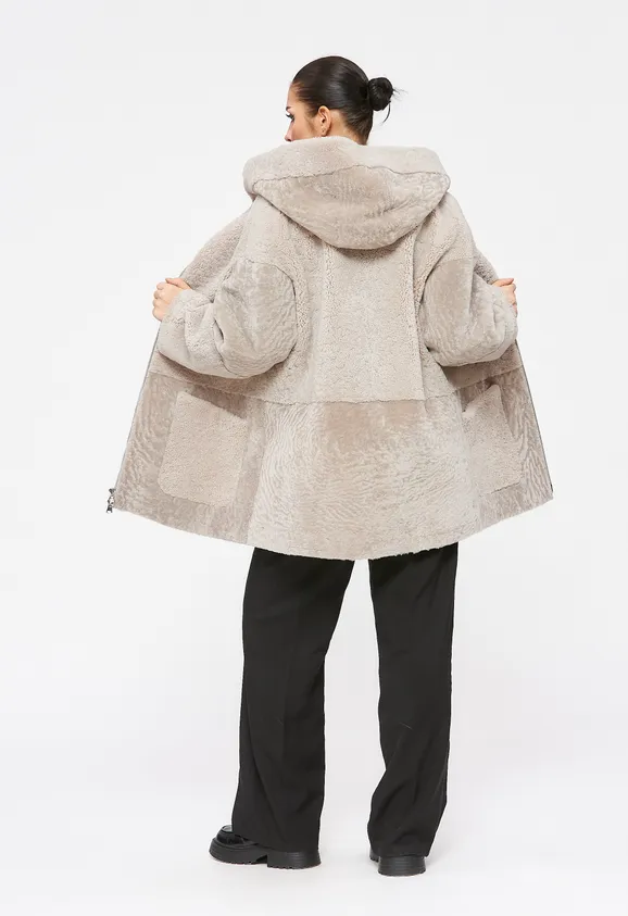 Фото Шуба из натурального астрагана керли бежевая с капюшоном - 4