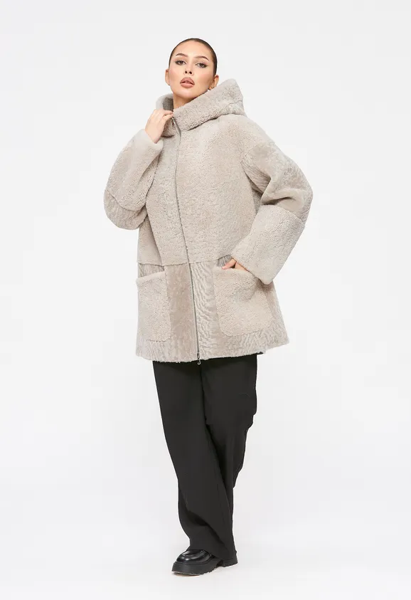 Фото Шуба из натурального астрагана керли бежевая с капюшоном - 2