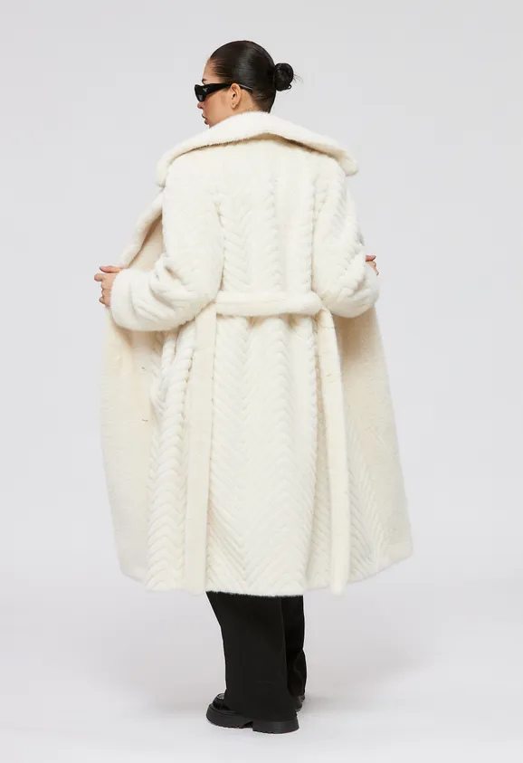 Фото Шуба из эко норки белая с английским воротником - 5