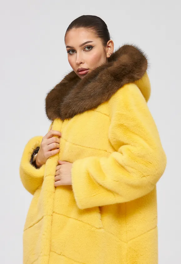 Фото Шуба из эко норки желтая с капюшоном из эко соболя - 9