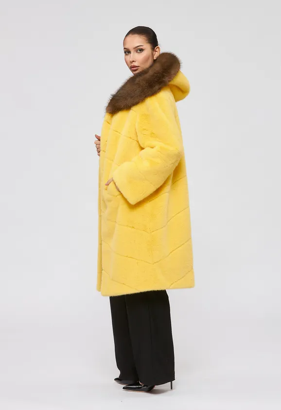 Фото Шуба из эко норки желтая с капюшоном из эко соболя - 3