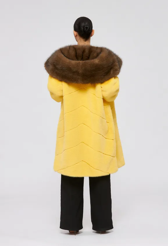 Фото Шуба из эко норки желтая с капюшоном из эко соболя - 5