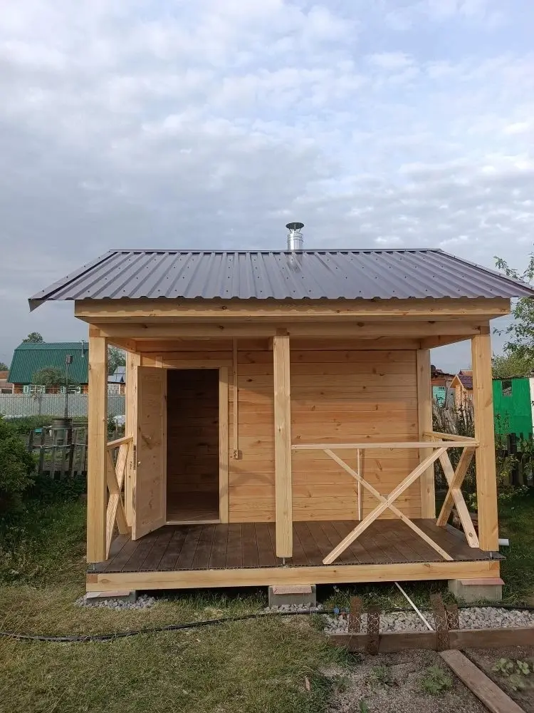 Баня из строганного бруса 2×3,5 м с террасой
