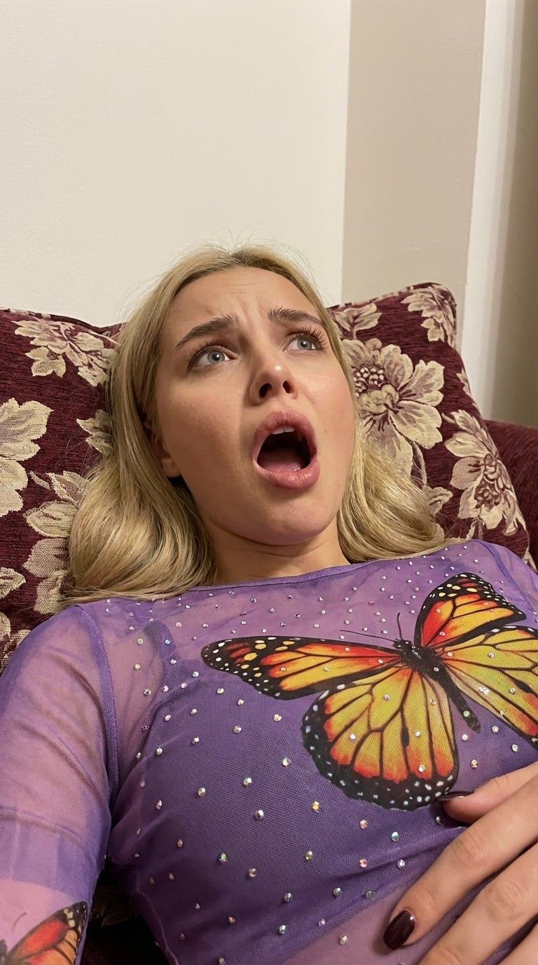 лежит на кровати: крупный план лица молодой женщины с ярким принтом бабочки