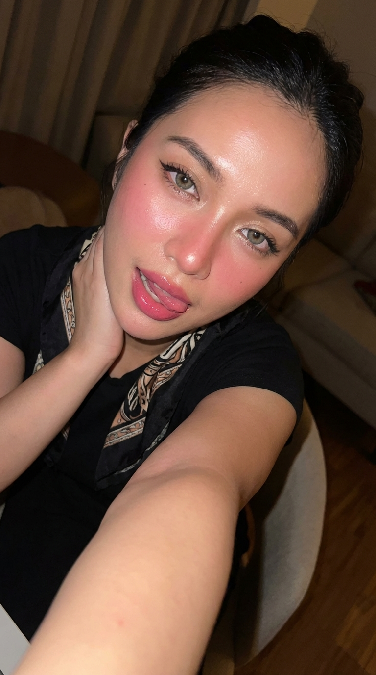 Интимное селфи: гламурный крупный план лица