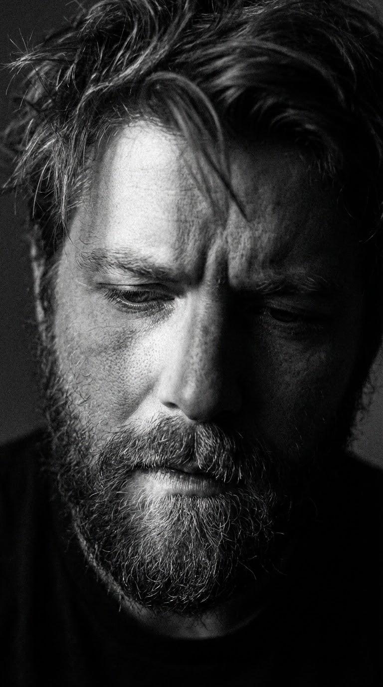 Психологический портрет: один луч света над лицом в тени