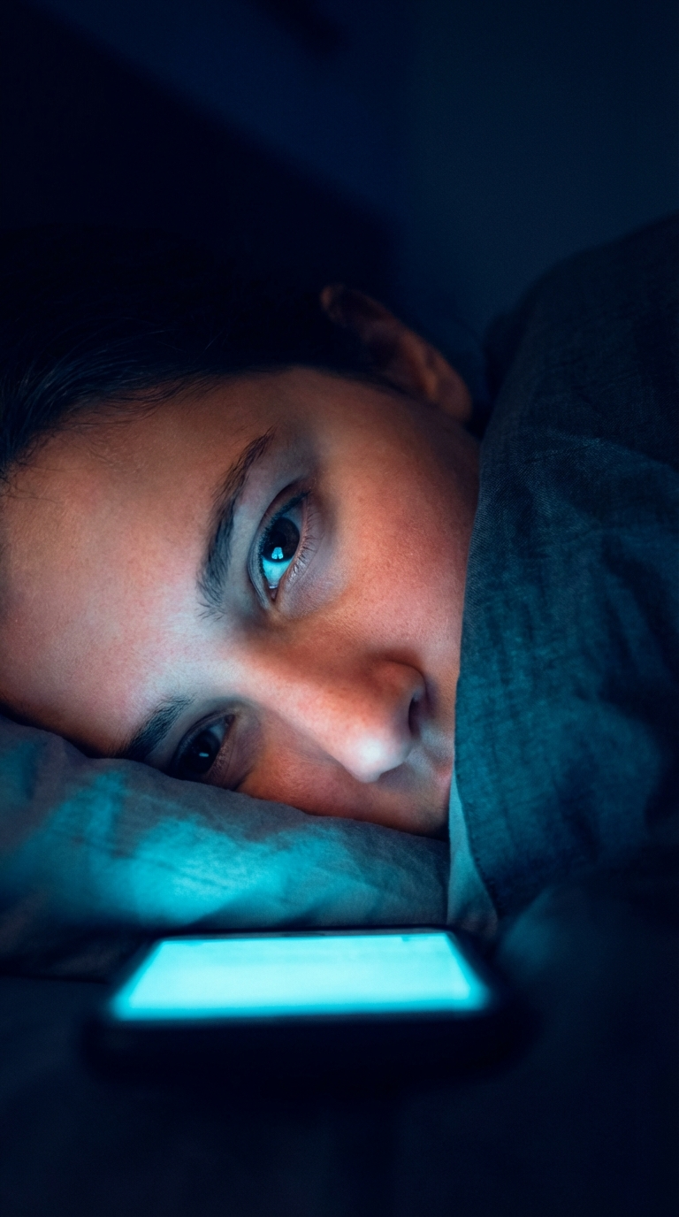 крупный план лица: свет телефона на лице ночью портрет