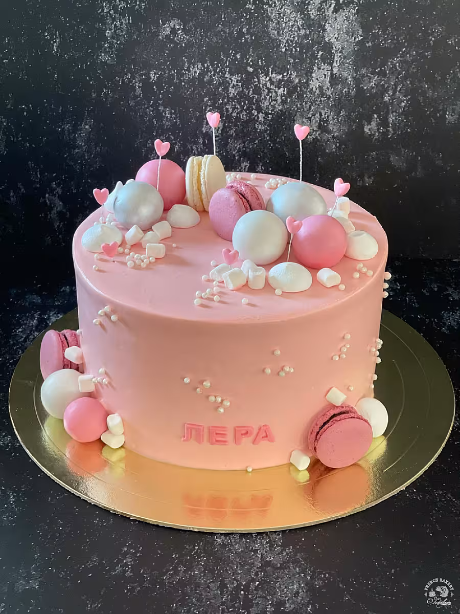 розовый торт с макарунами для девочки