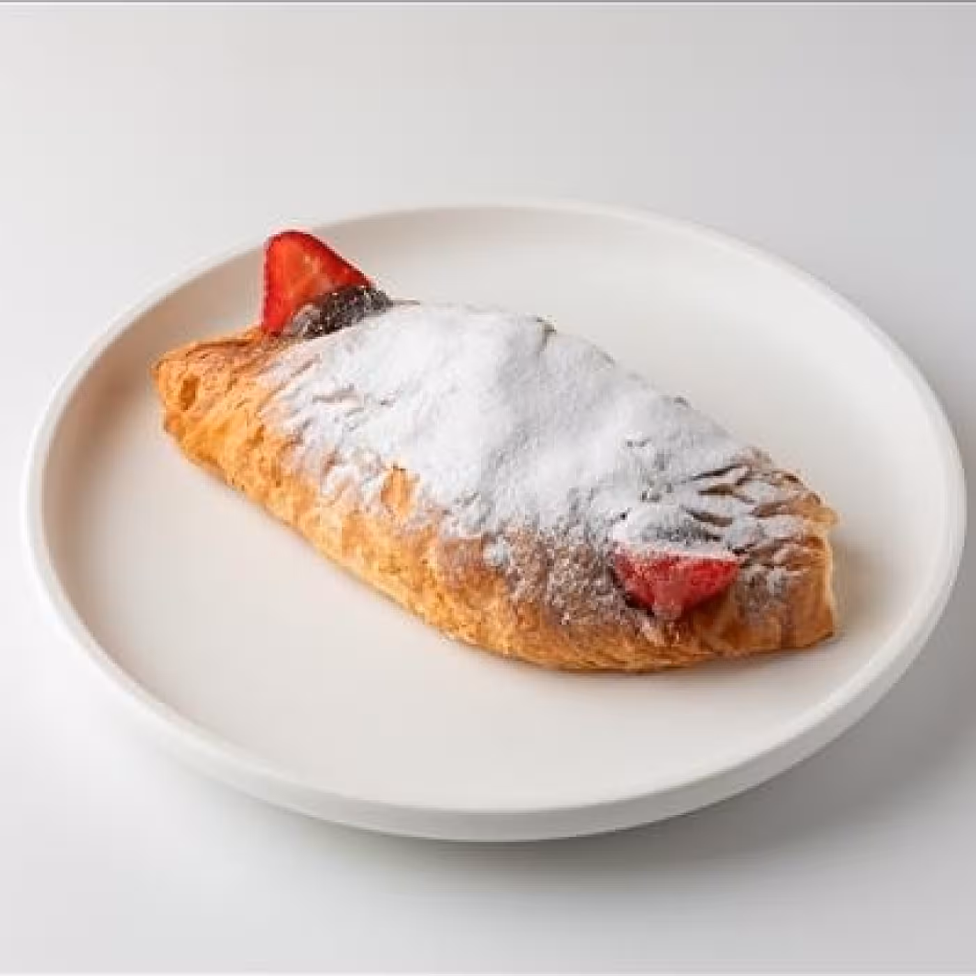 Круассан с клубникой и шоколадом