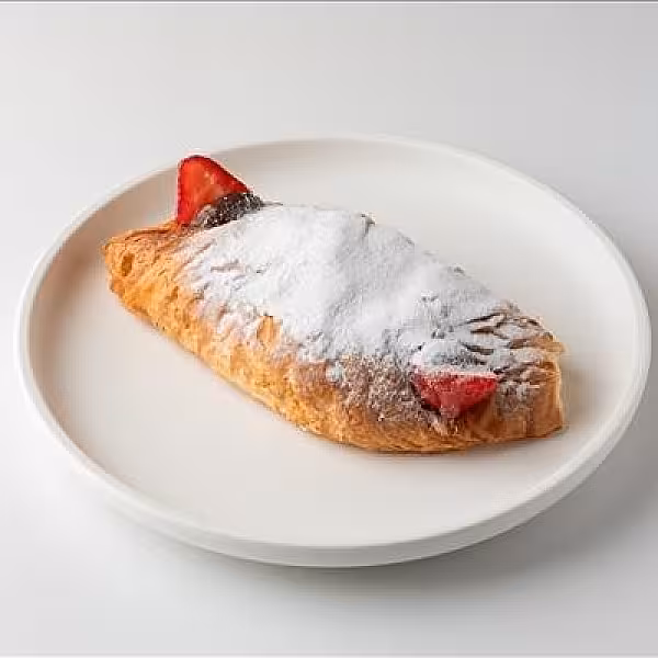 Круассан с клубникой и шоколадом