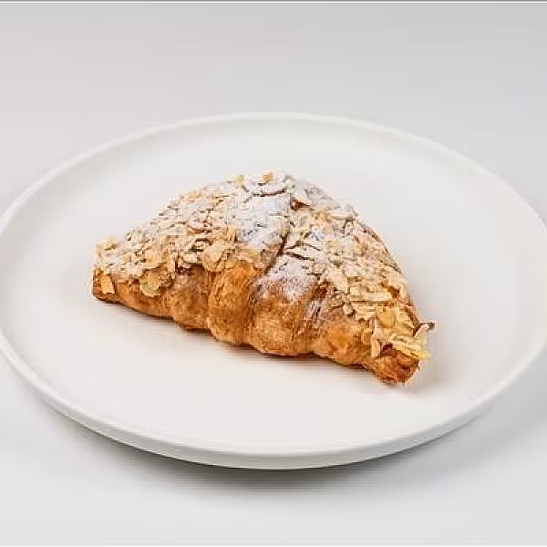Круассан с миндалем