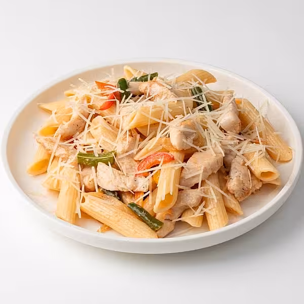 Паста пенне с курицей и фасолью