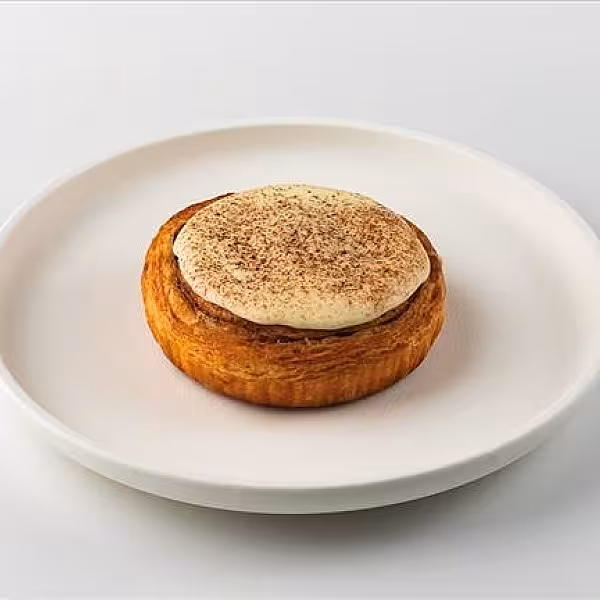 Булочка с ванильным кремом и корицей