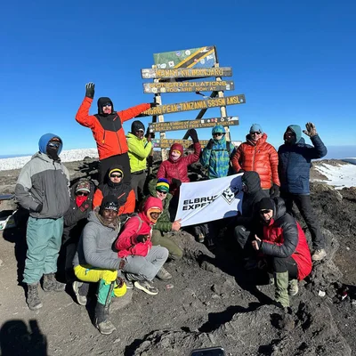 Восхождение на вершину Ухуру (Uhuru Peak) 5895 м — спуск в Мвека Кемп (Mweka Camp) 3050 м. Восхождение на вершину 4.5 км. Спуск 12 км.