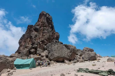 Акклиматизация Шира Кемп 2 (Shira Camp 2) 3900 м до Лава Тауэр (Lava Tower) 4630 м. Переход туда обратно 12.4 км.