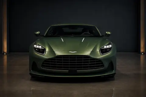 Aston Martin DB12 — кадр 3