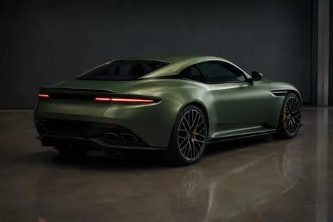 Aston Martin DB12 — кадр 5