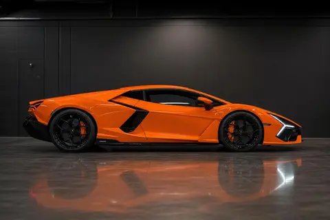 Lamborghini Revuelto — кадр 4