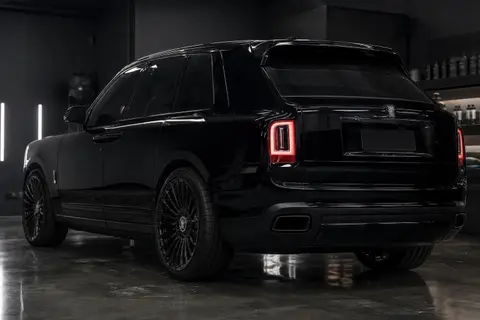 Rolls-Royce Cullinan Black Badge — кадр 2