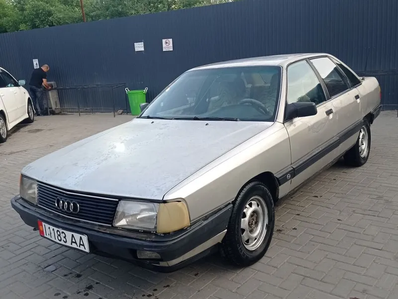 Audi 100