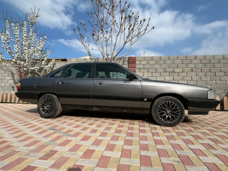 Audi 100