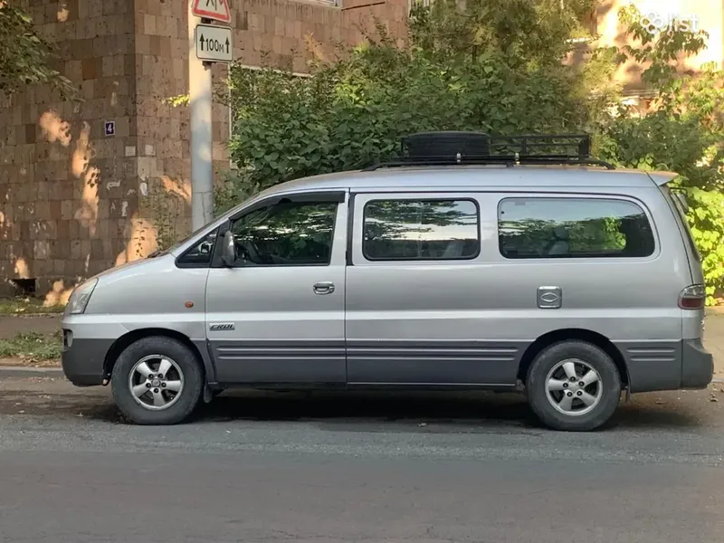 Hyundai Starex