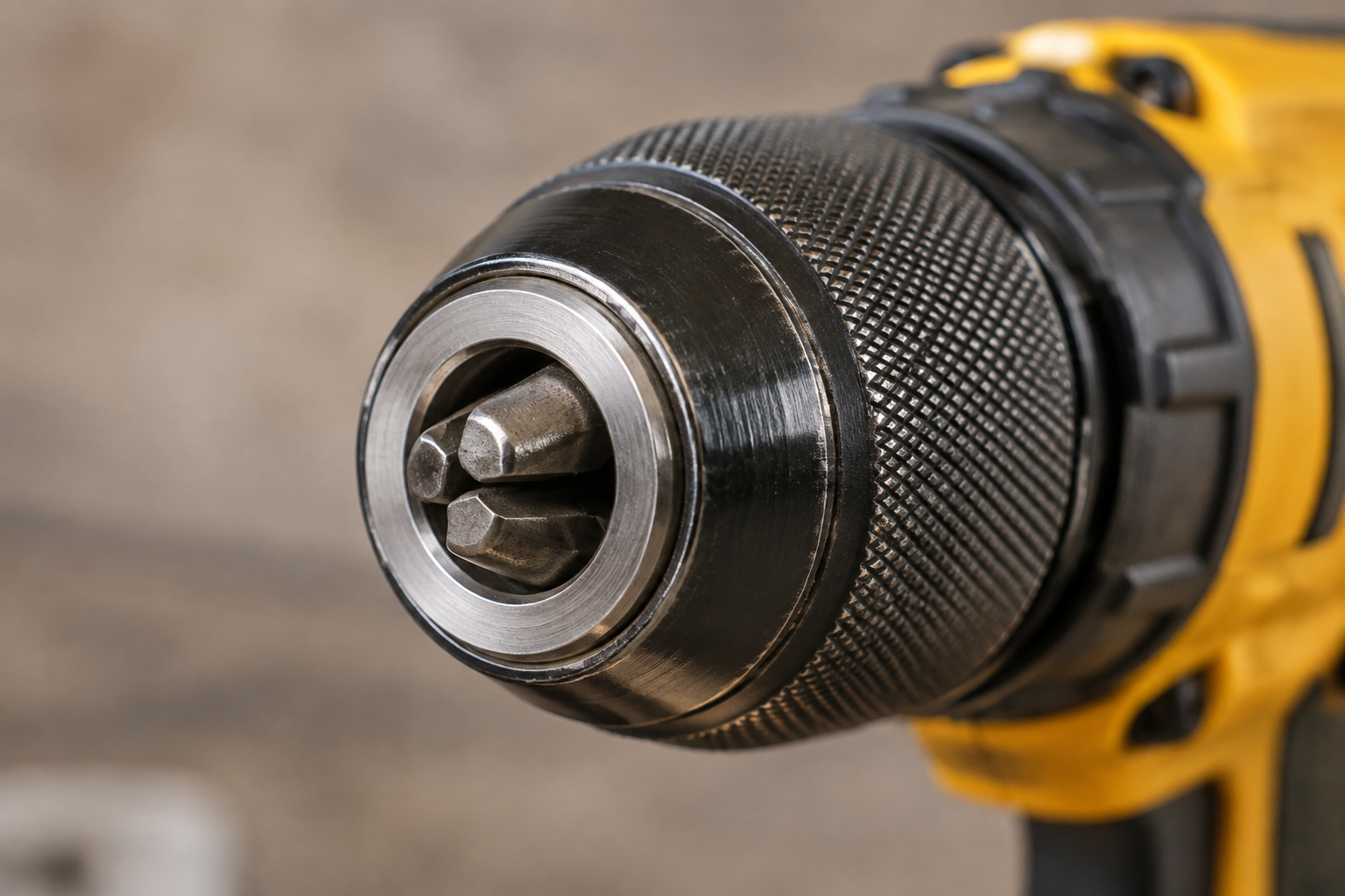 макрофотография цельнометаллического быстрозажимного патрона шуруповерта DeWalt 18V, крупным планом показывающая твердос