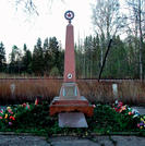 Братская могила  п. Харлу 10-253
