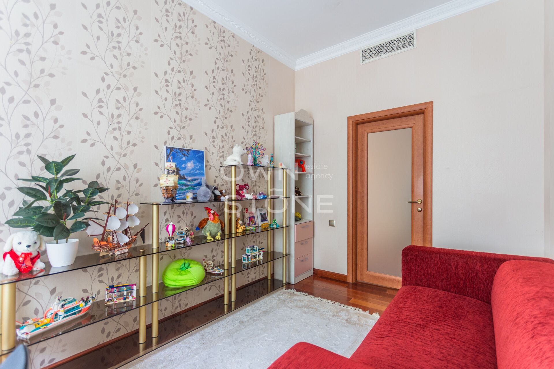 4-комнатная, 190 м² — 450 000 ₽