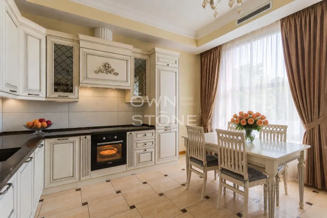 5-комн. квартира, 198 м²