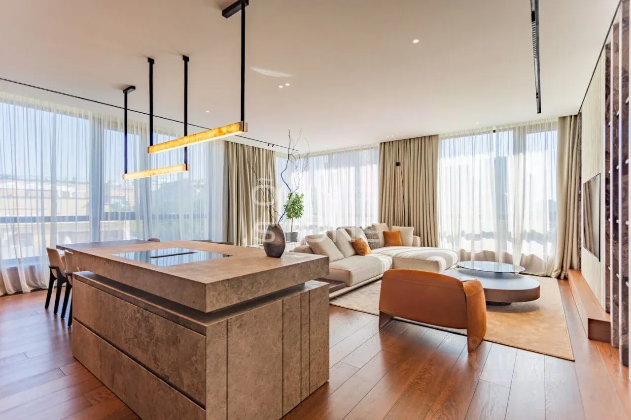 5-комн. квартира, 200 м²