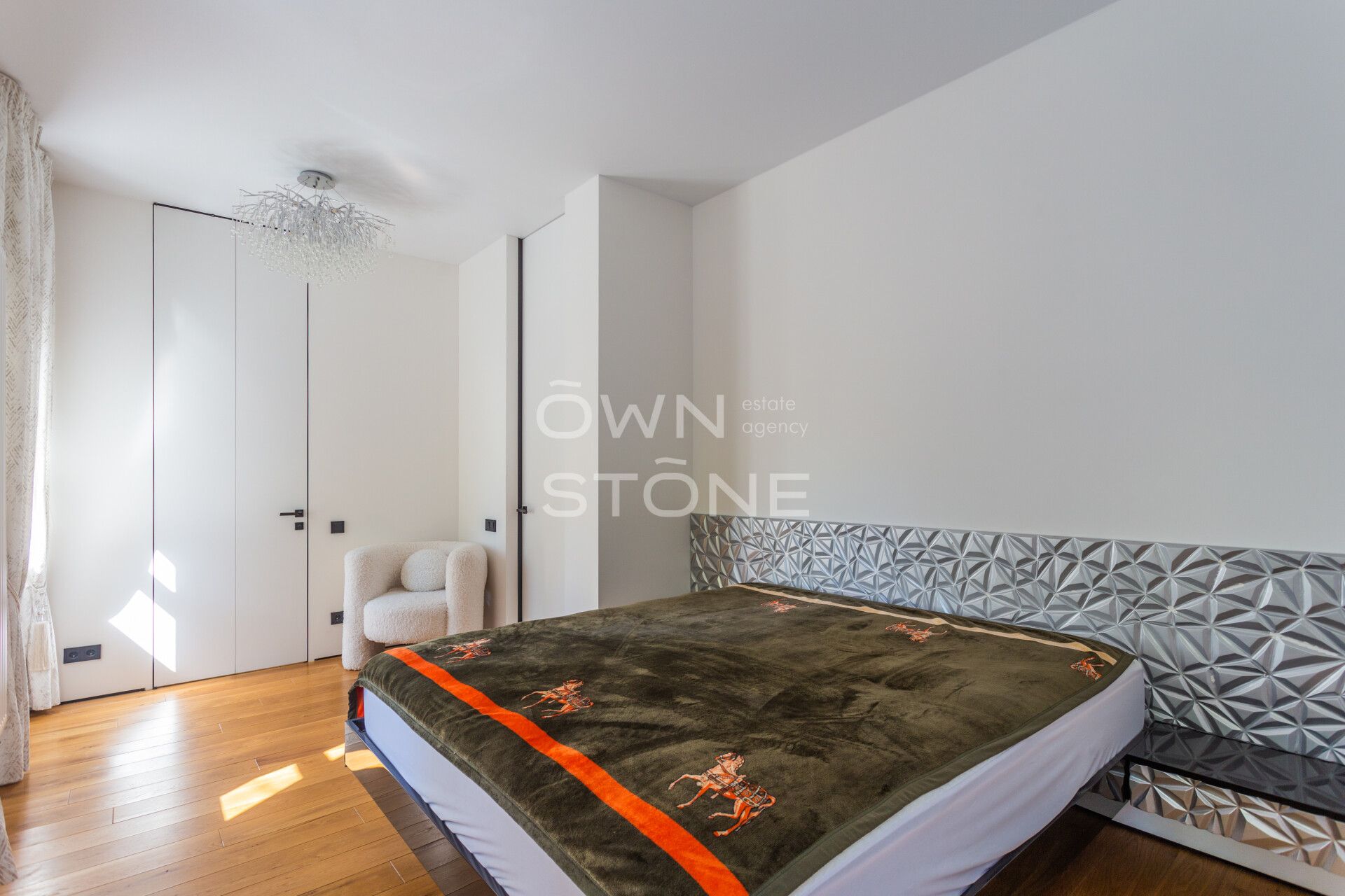 3-комнатная, 170 м² — 450 000 ₽