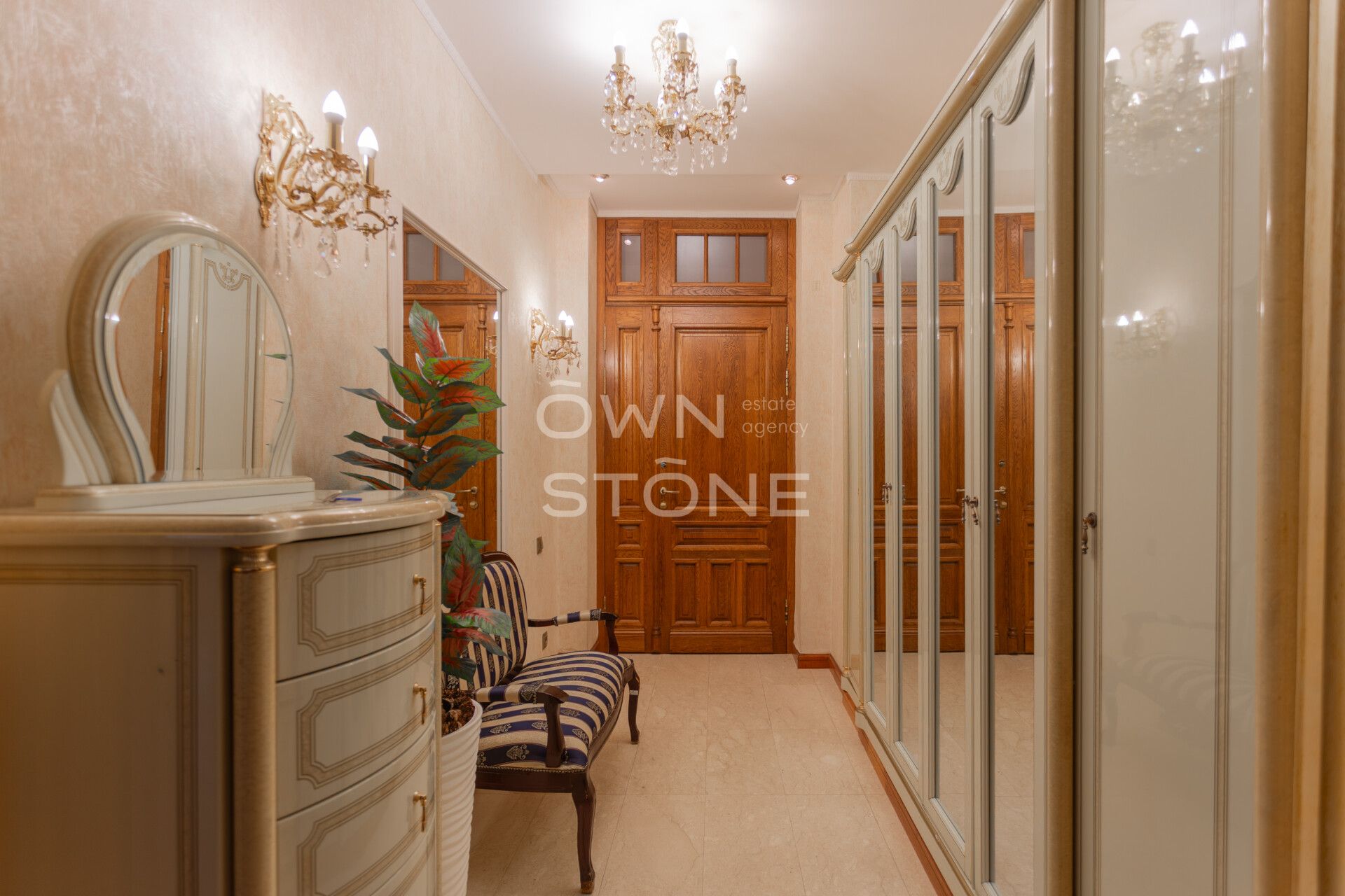 4-комнатная, 190 м² — 450 000 ₽
