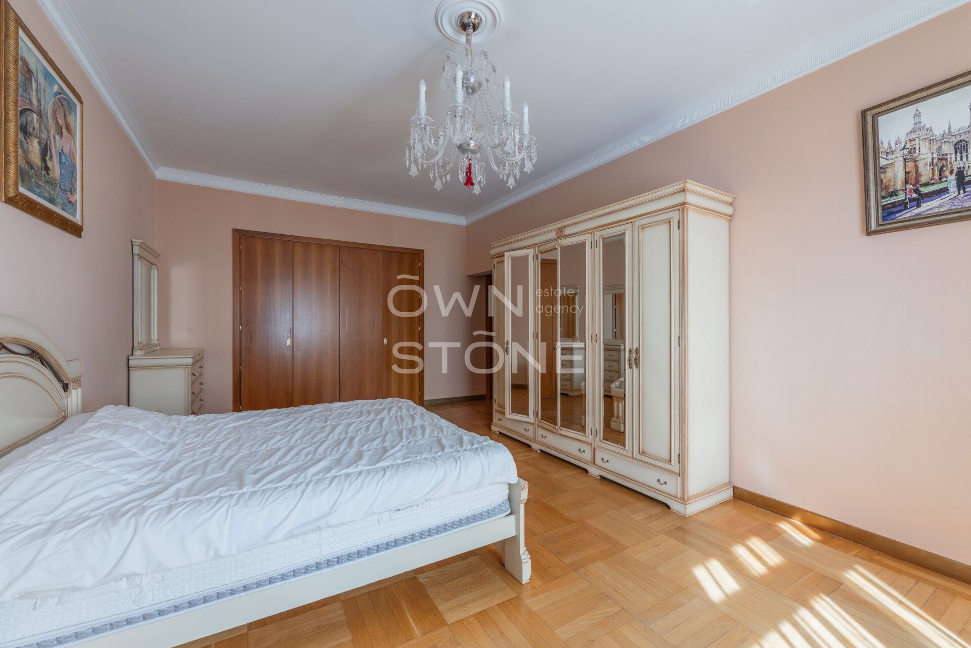 4-комнатная, 260 м² — 460 000 ₽
