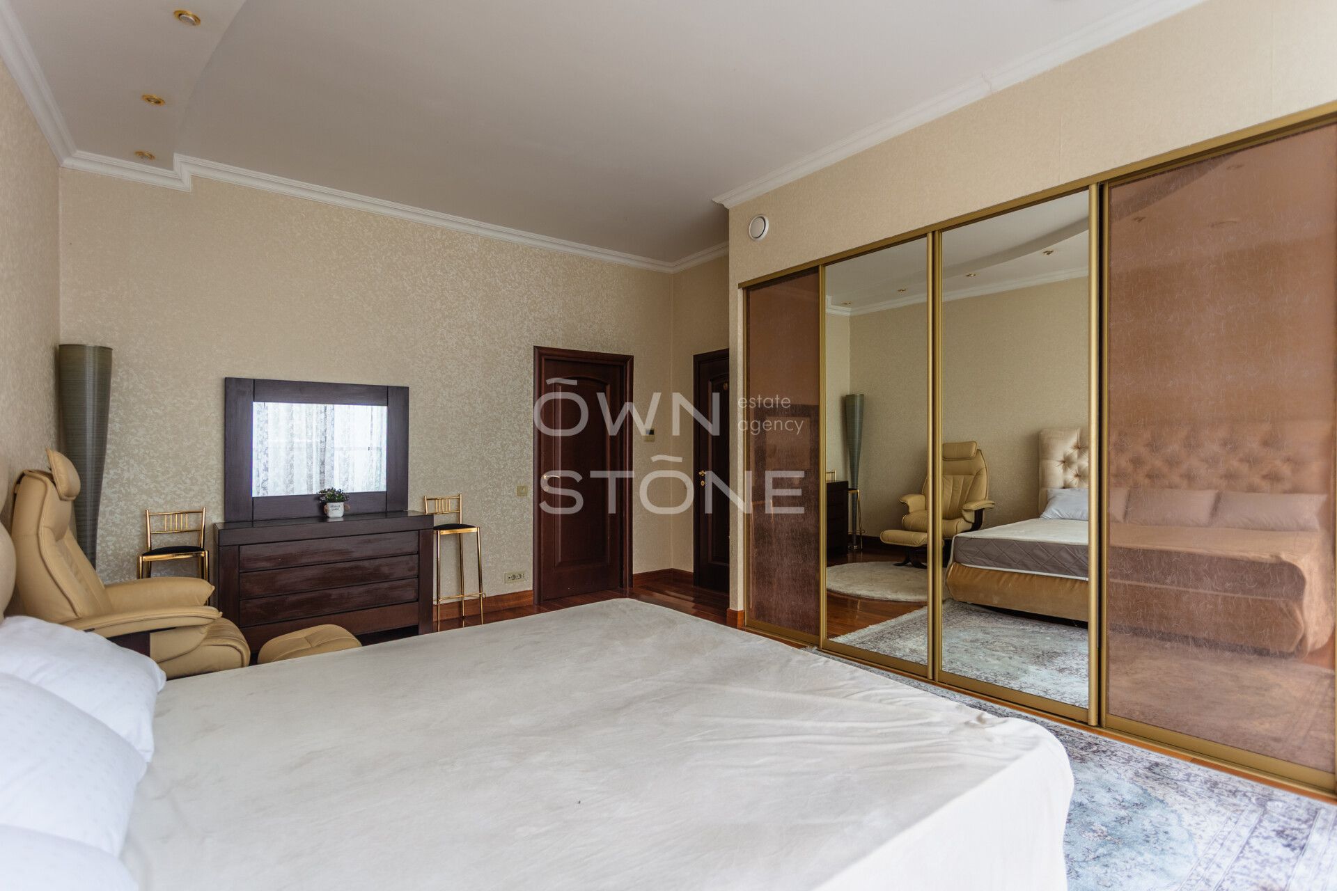 4-комнатная, 188 м² — 450 000 ₽
