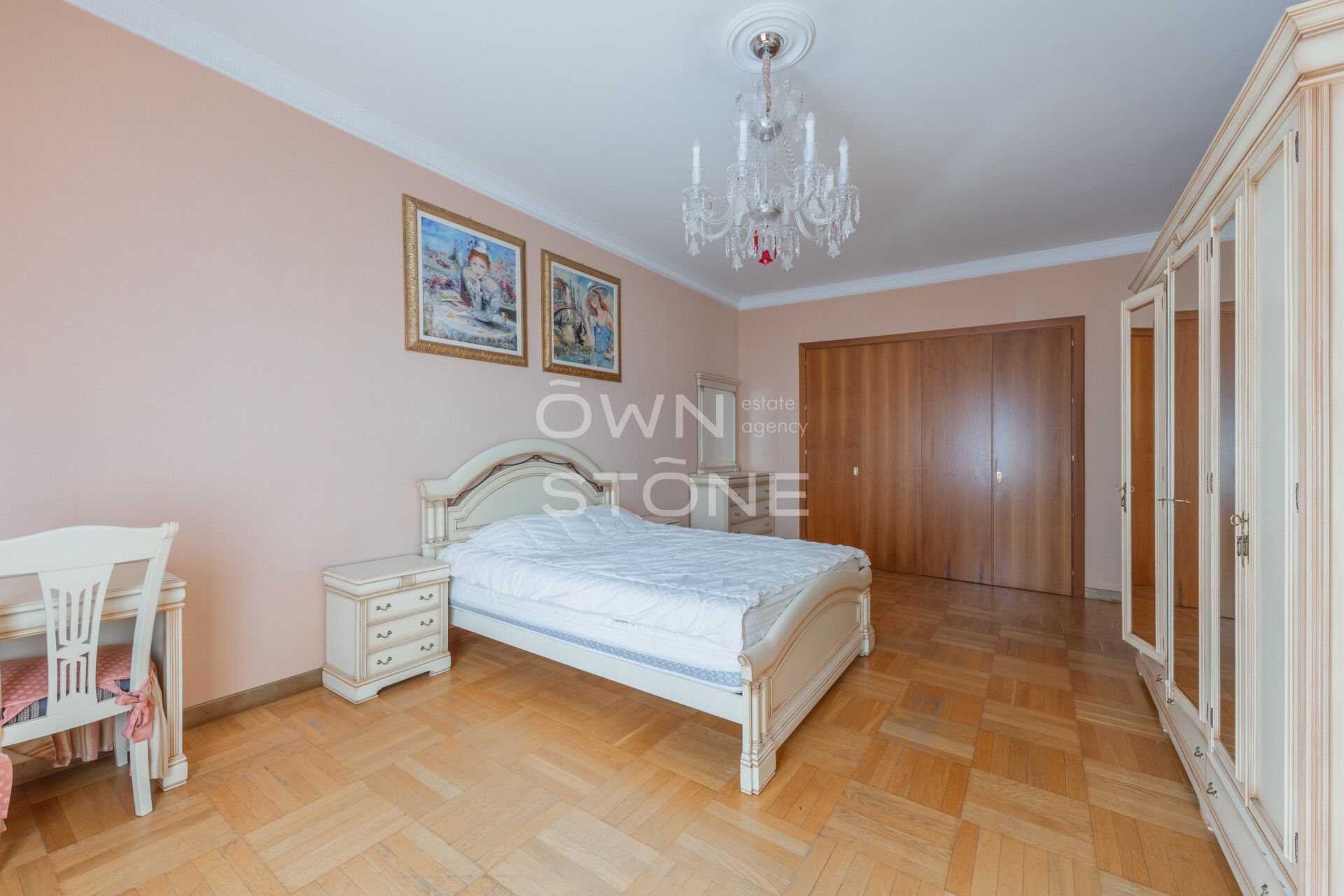 4-комнатная, 260 м² — 460 000 ₽