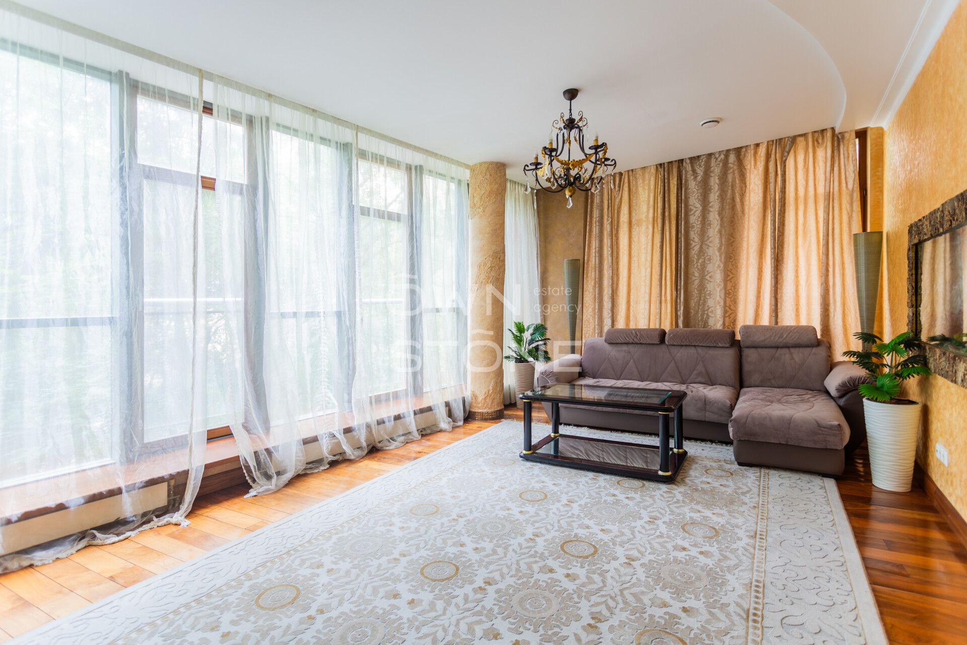 4-комнатная, 188 м² — 450 000 ₽