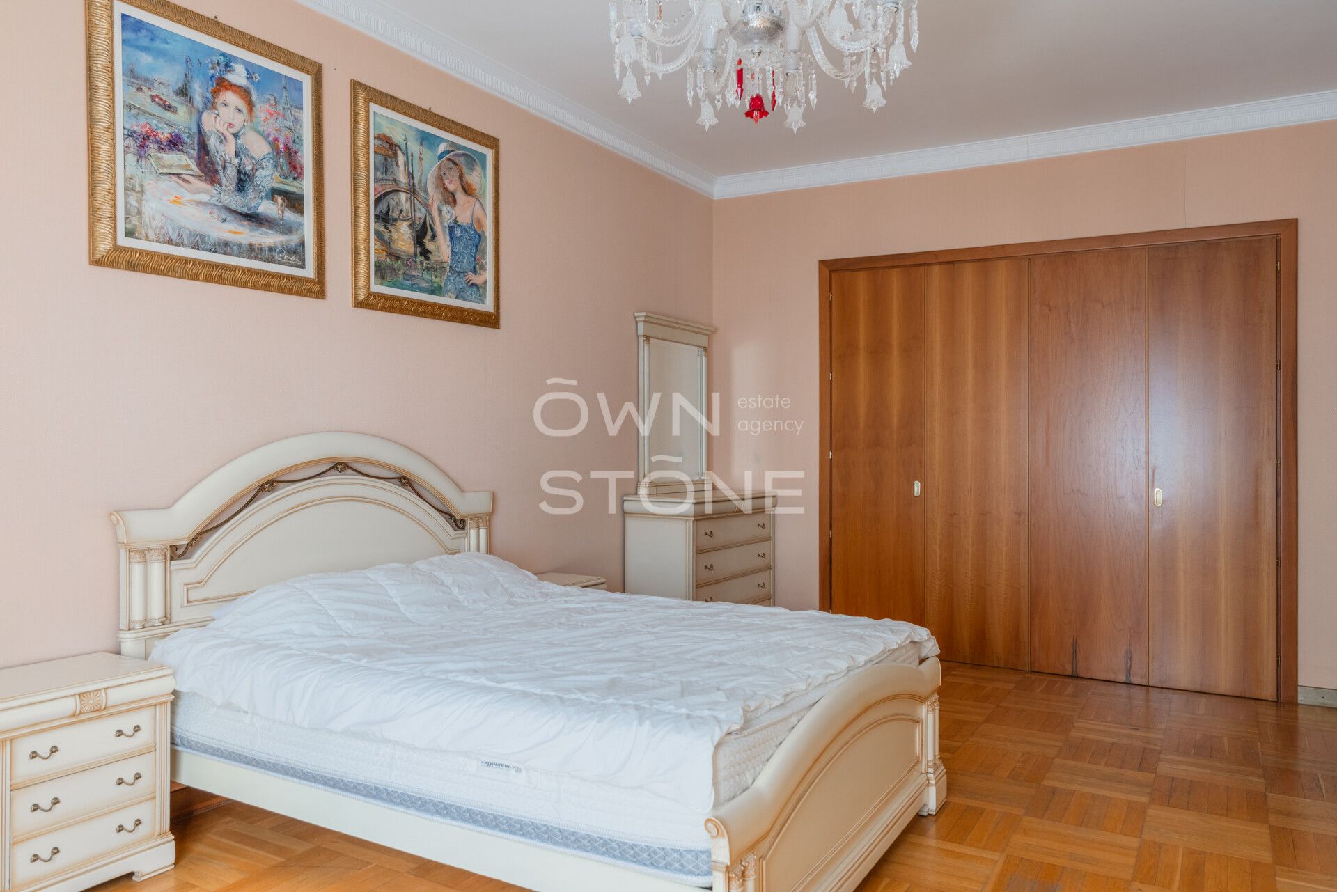 4-комнатная, 260 м² — 460 000 ₽