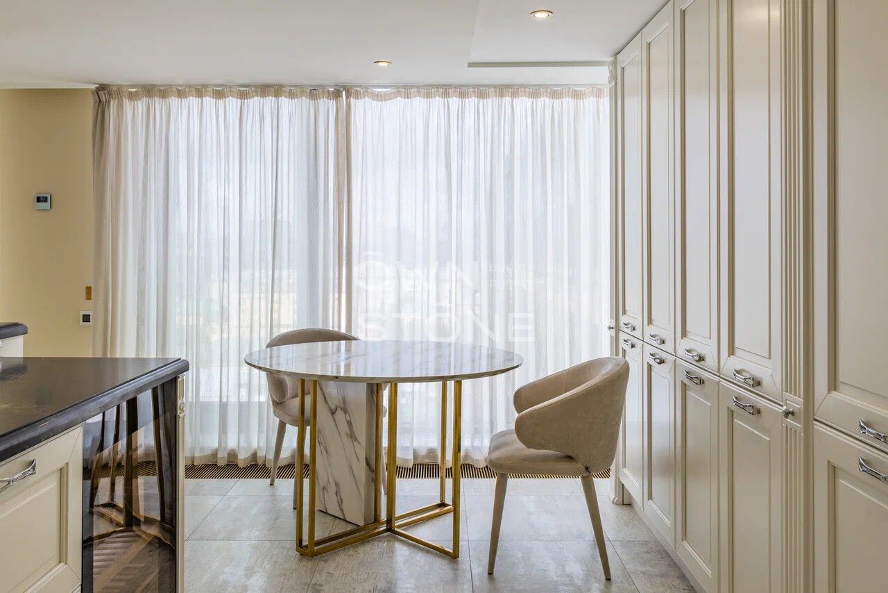 3-комнатная, 200 м² — 950 000 ₽