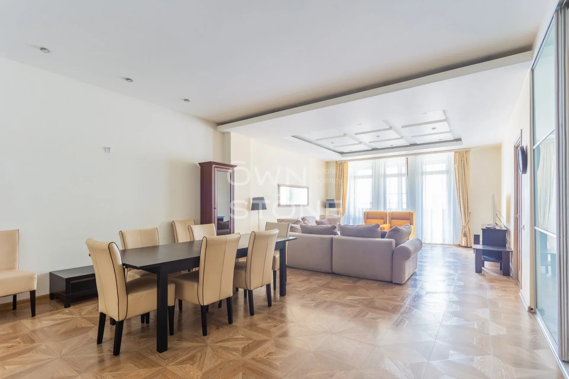 5-комнатная квартира (180 м²) с дизайнерским ремонтом