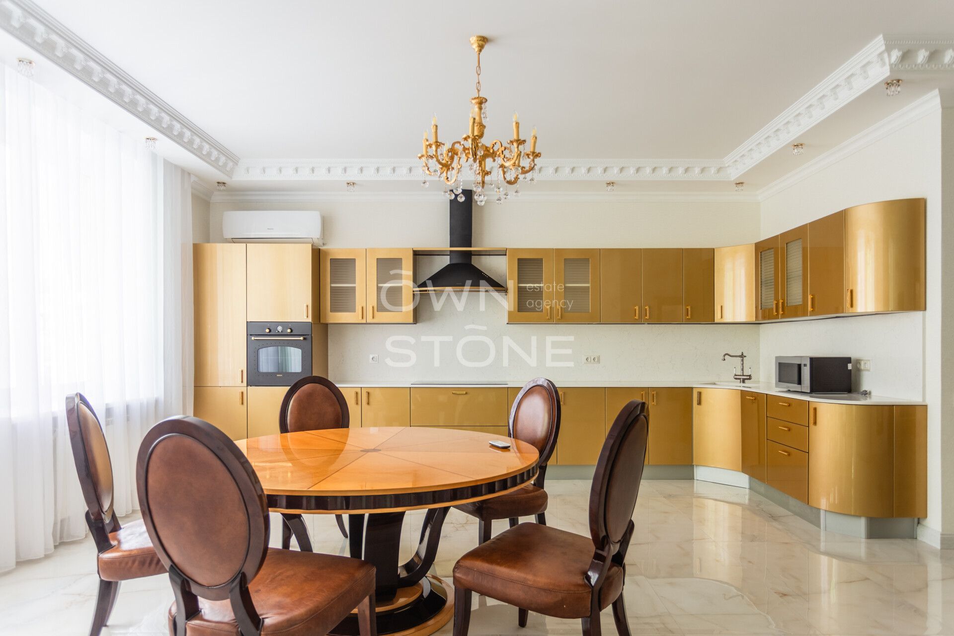 3-комнатная, 140 м² — 280 000 ₽