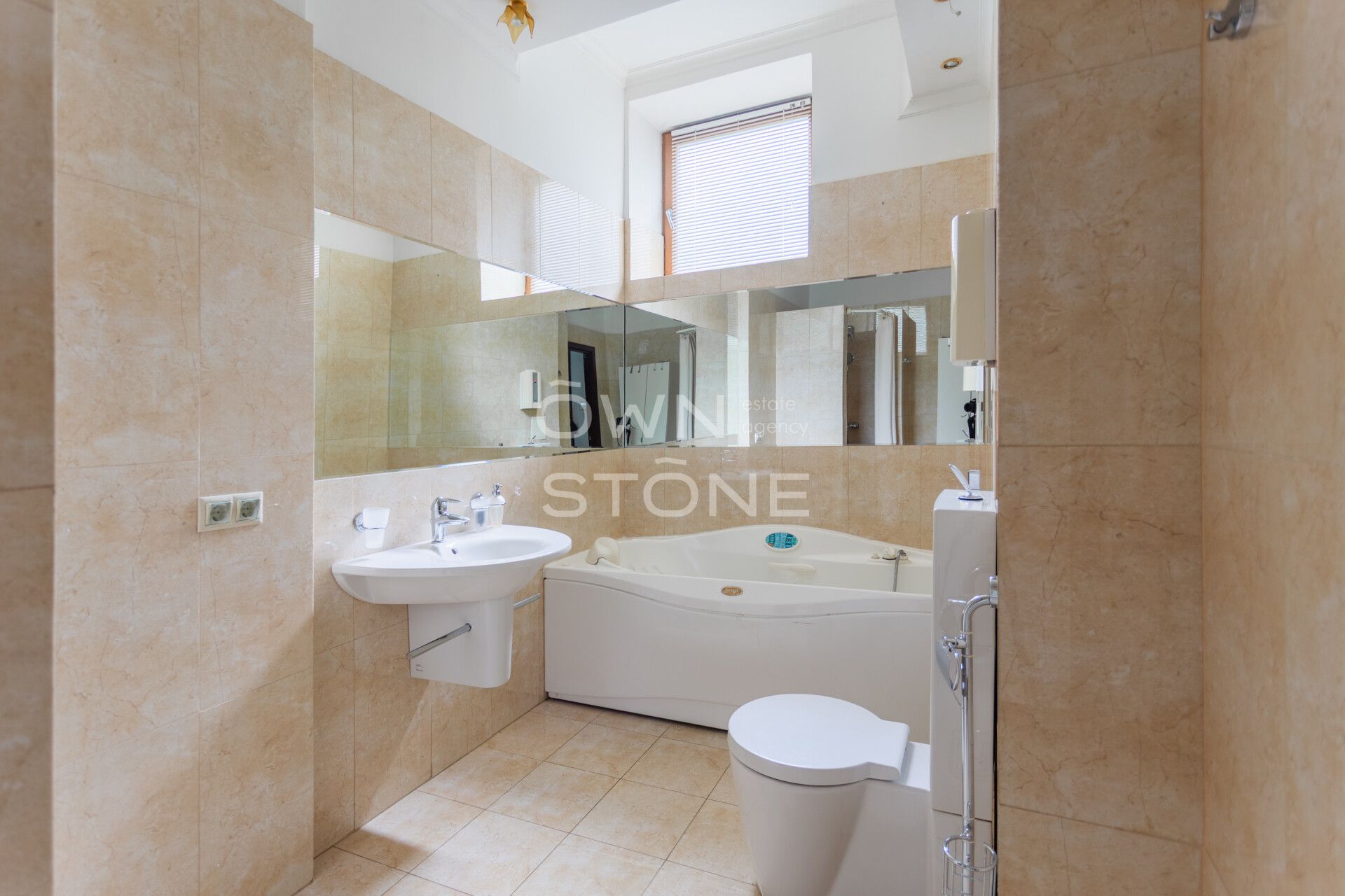4-комнатная, 188 м² — 450 000 ₽