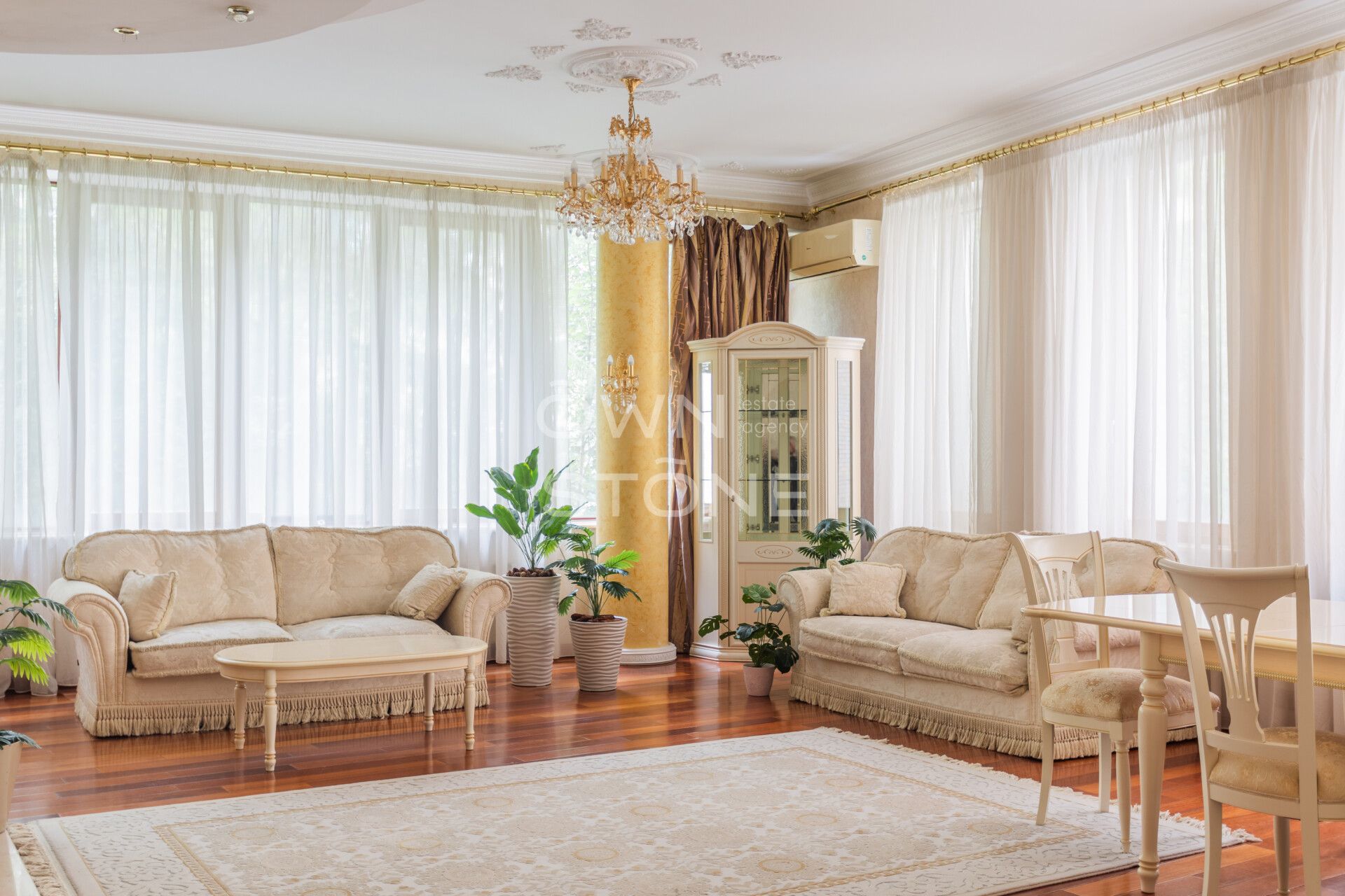 4-комнатная, 190 м² — 450 000 ₽