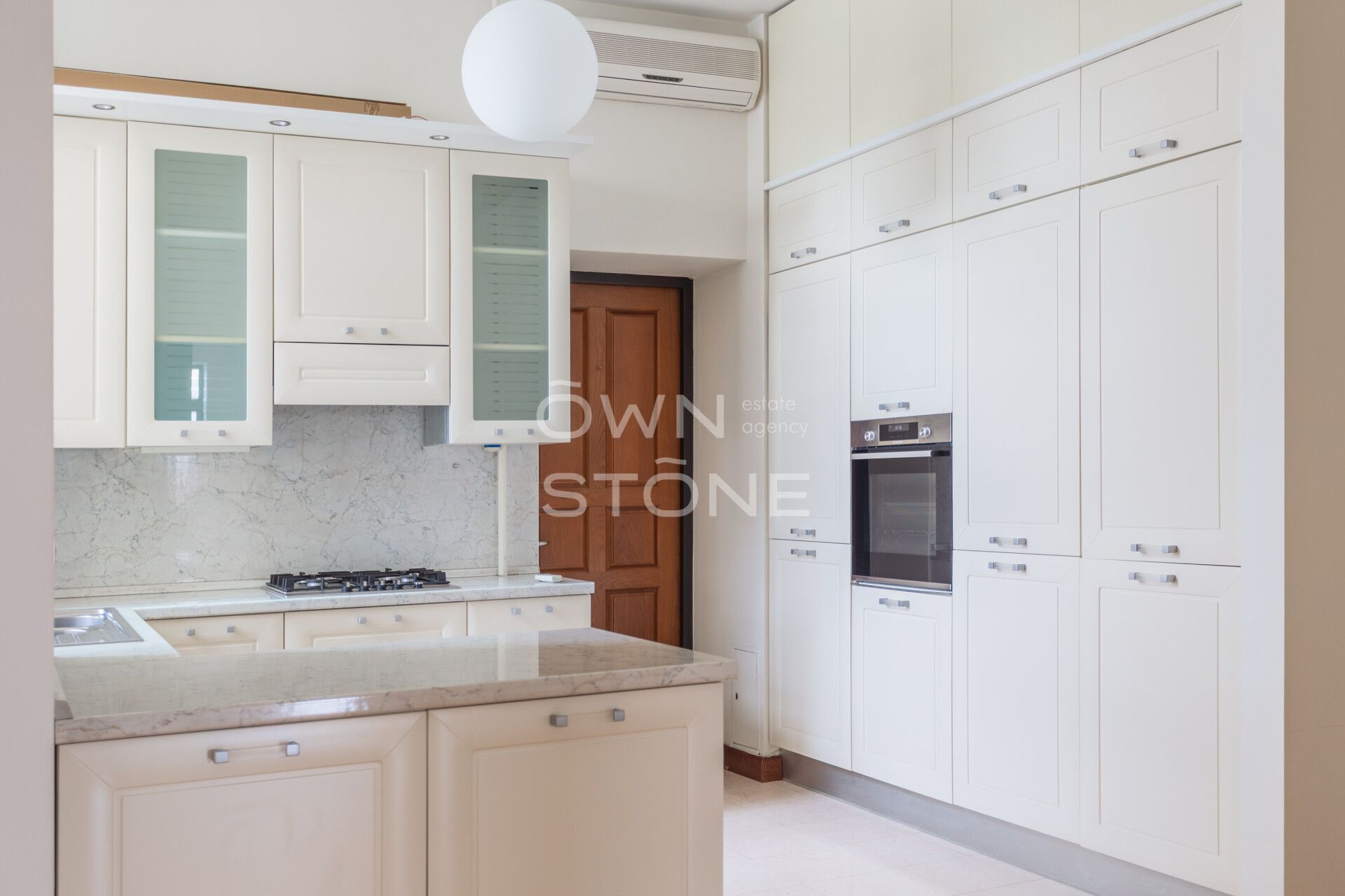 5-комнатная, 220 м² — 450 000 ₽