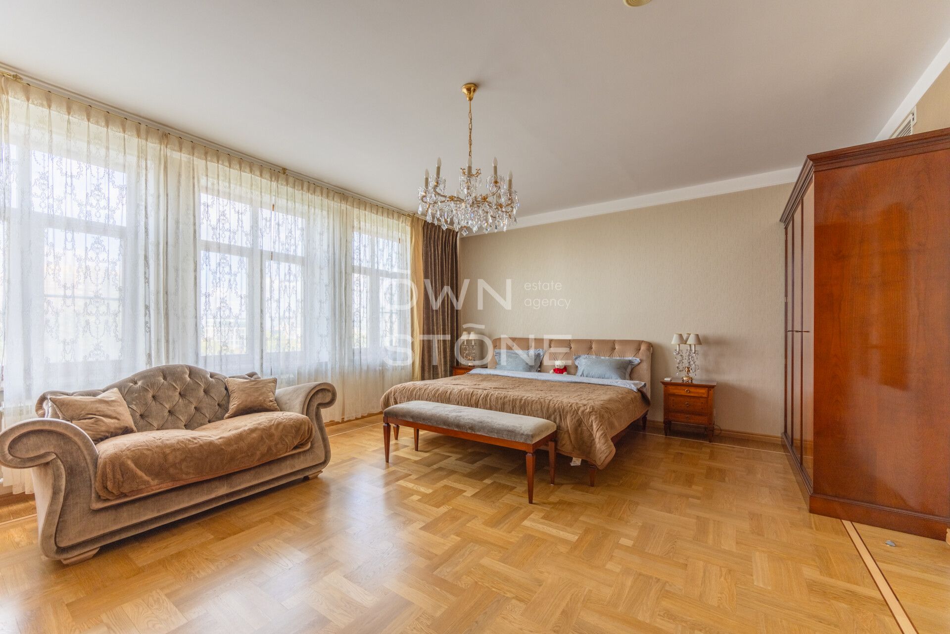 4-комнатная, 250 м² — 500 000 ₽