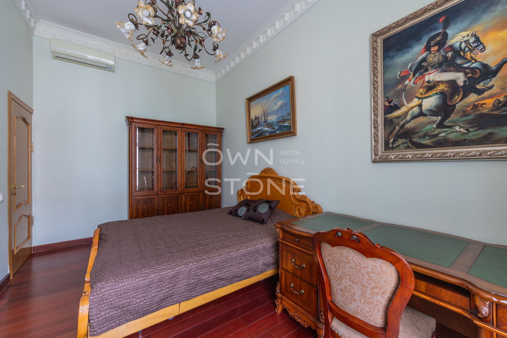 4-комнатная, 180 м² — 400 000 ₽