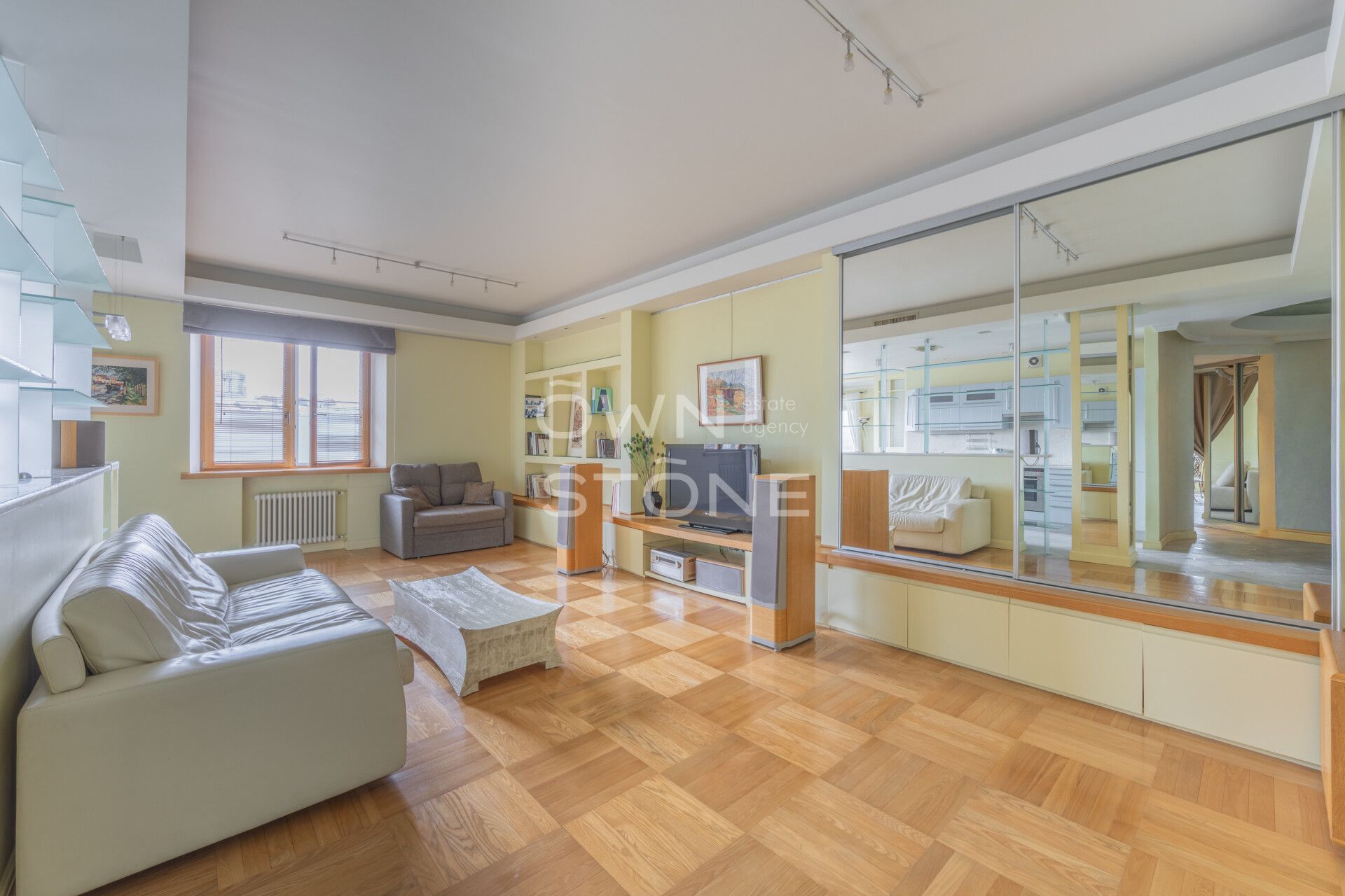 3-комнатная, 126 м² — 240 000 ₽