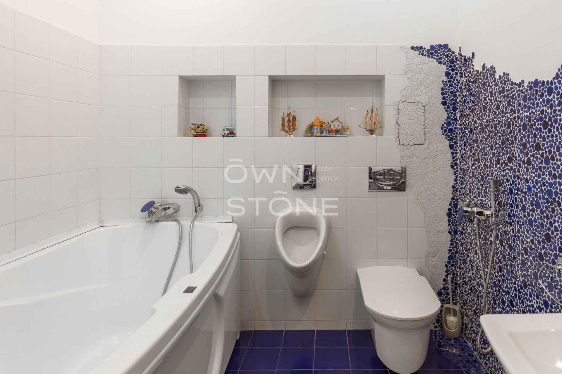 4-комнатная, 188 м² — 450 000 ₽