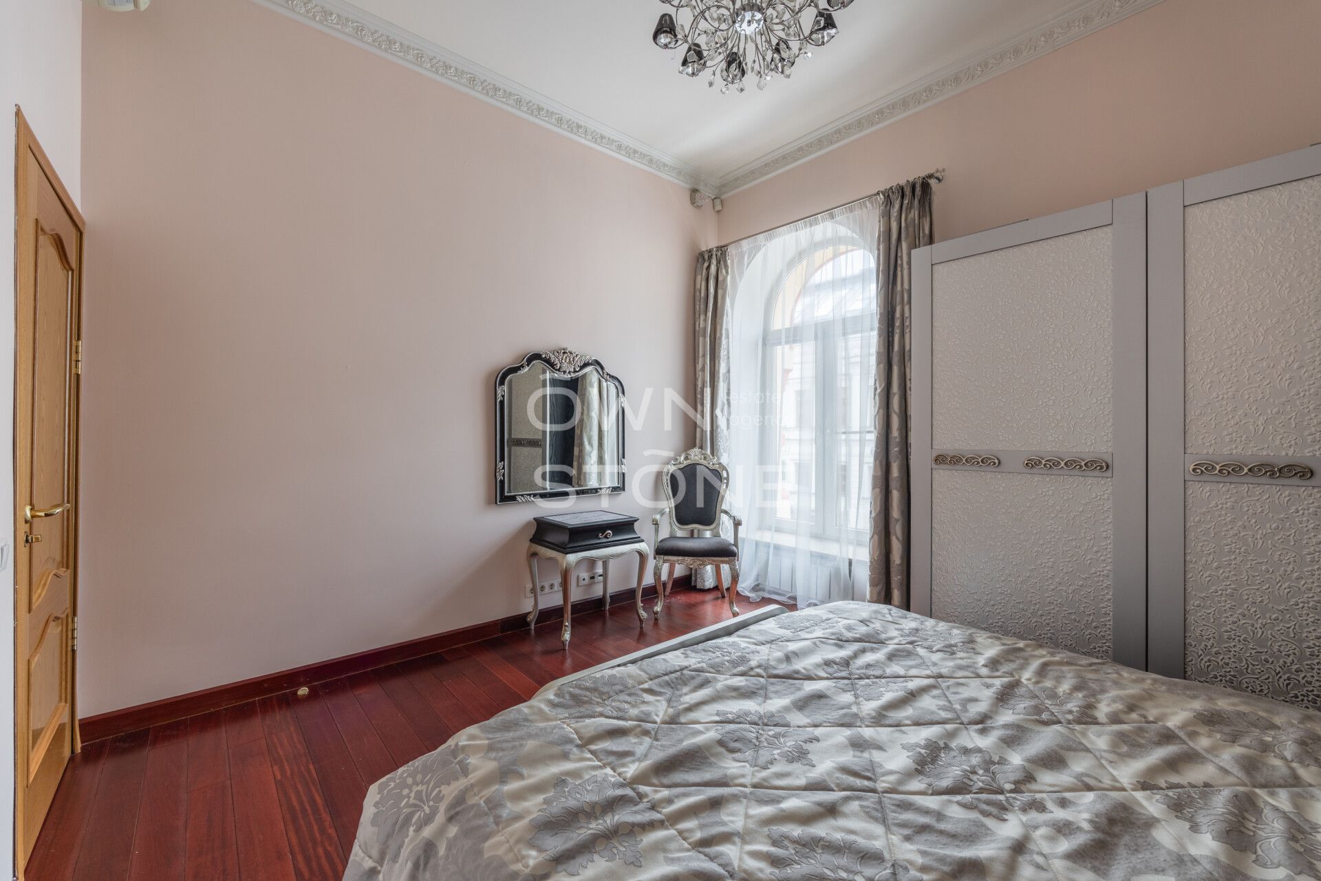 4-комнатная, 180 м² — 400 000 ₽