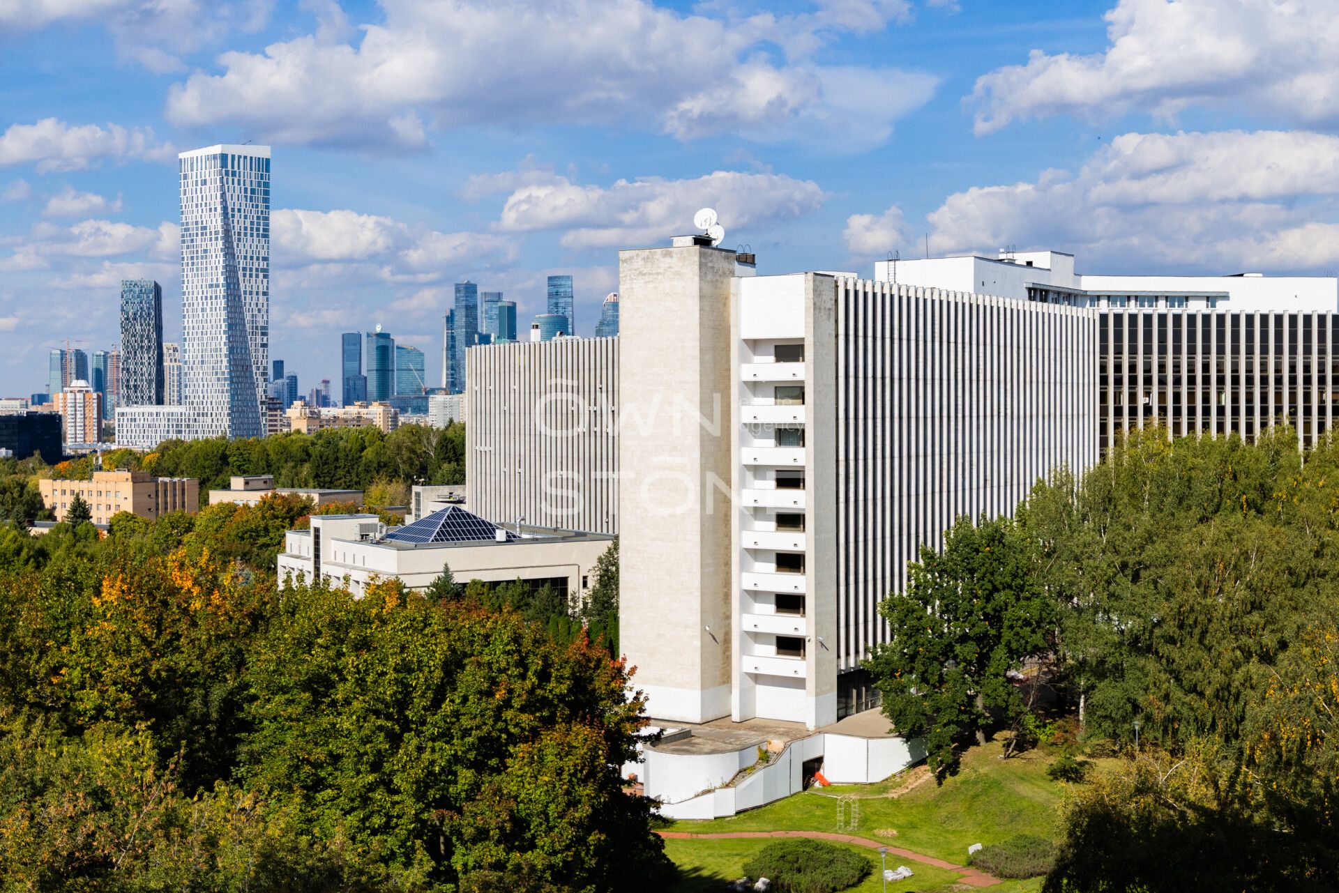 4-комнатная, 250 м² — 500 000 ₽